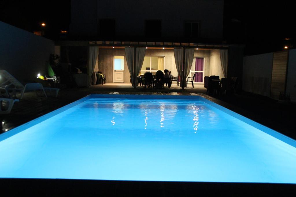 Rabo de PeixeにあるCasa do Sossego - Guesthouseの青い照明付きの大型スイミングプール