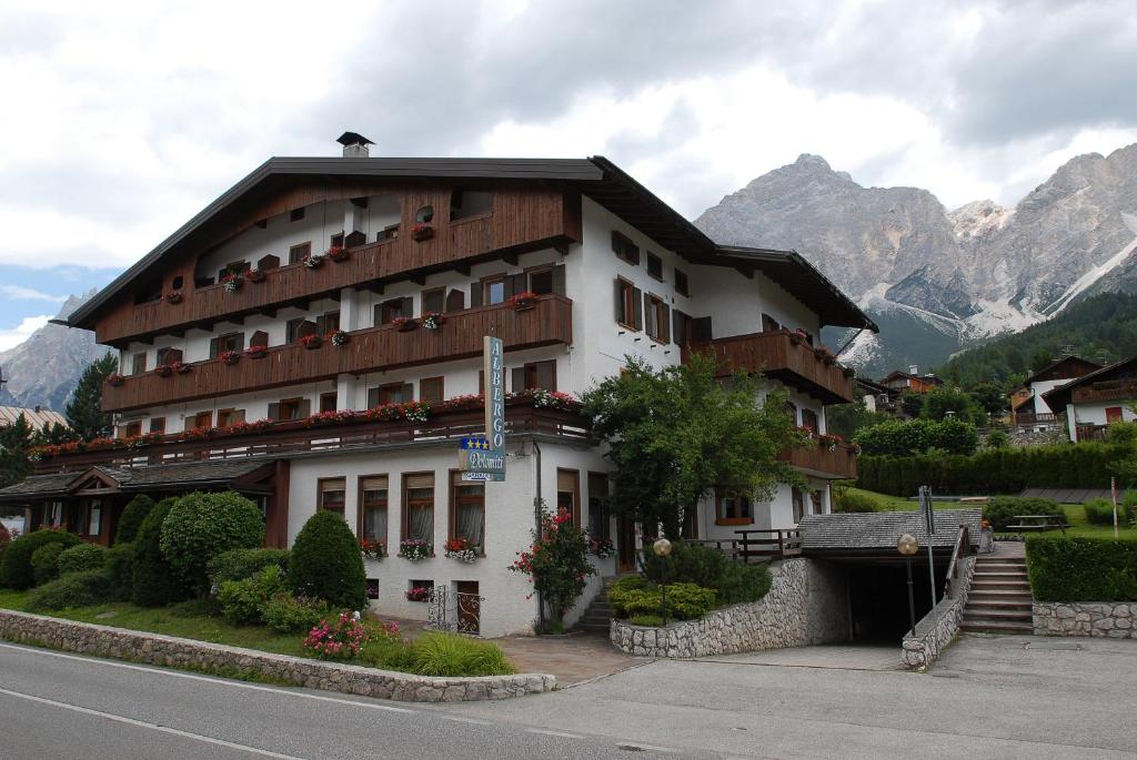 Nespecifikovaný výhled na hory nebo výhled na hory při pohledu z hotelu