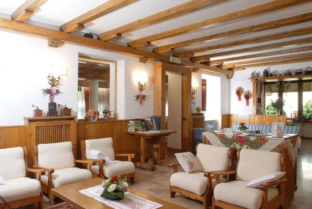 Posezení v ubytování Hotel Albergo Dolomiti