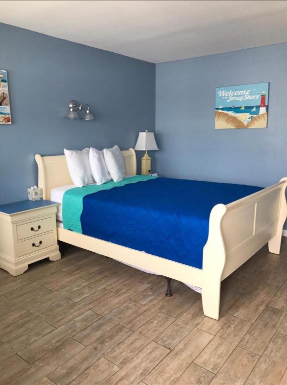 A bed or beds in a room at Pelican Point Motel