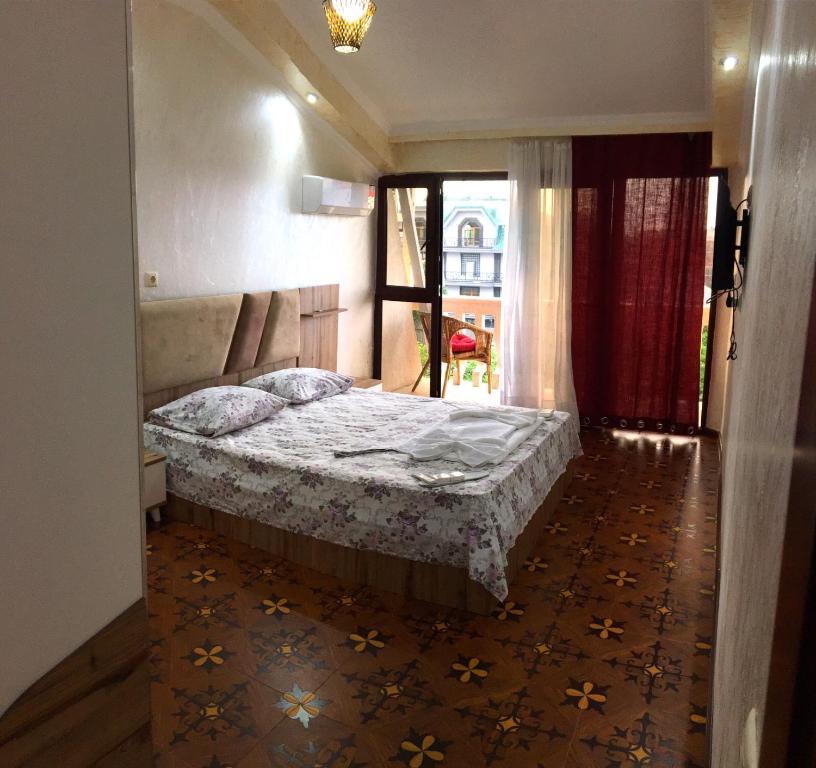 Postel nebo postele na pokoji v ubytování Sunrise Hotel