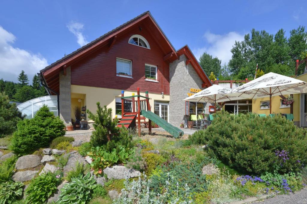 una casa con uno scivolo in giardino di Rodinný resort UKO a Bedřichov