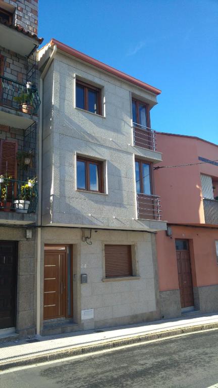 un edificio al lado de una calle en Apartamentos Luis Antonio Mestre en O Grove