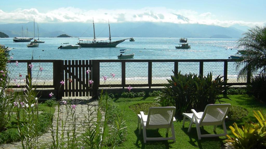 uma vista para uma praia com barcos na água em Pousada Ancoradouro em Abraão