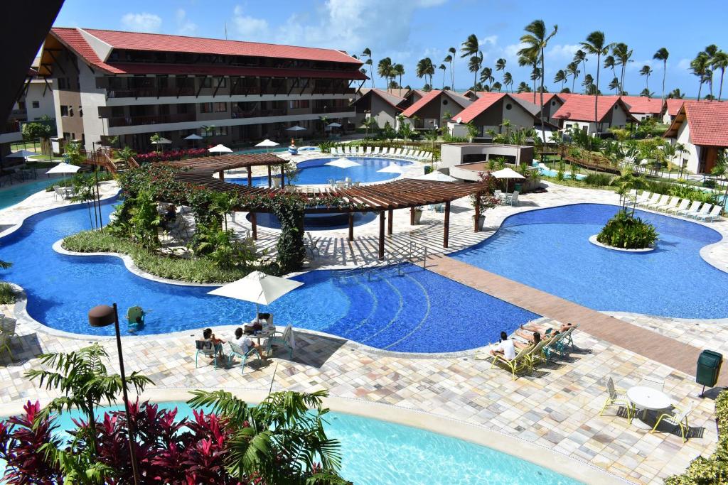 eine Aussicht auf einen Pool in einem Resort in der Unterkunft Oka Resort in Porto De Galinhas