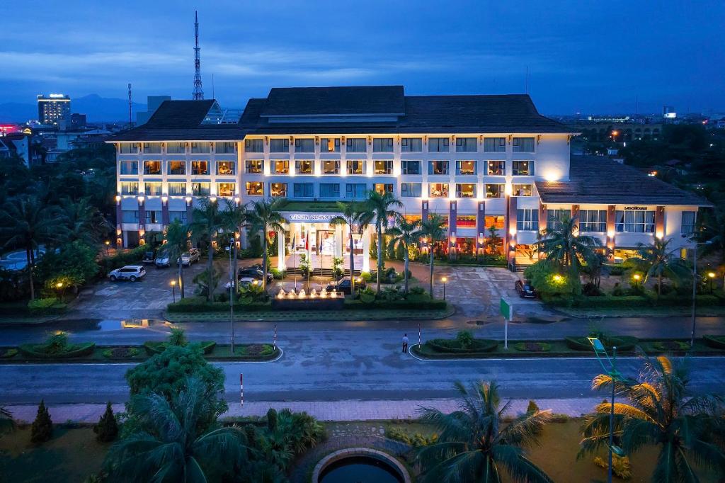 ein großes Gebäude mit einem Innenhof in der Nacht in der Unterkunft Sai Gon Quang Binh Hotel in Dong Hoi