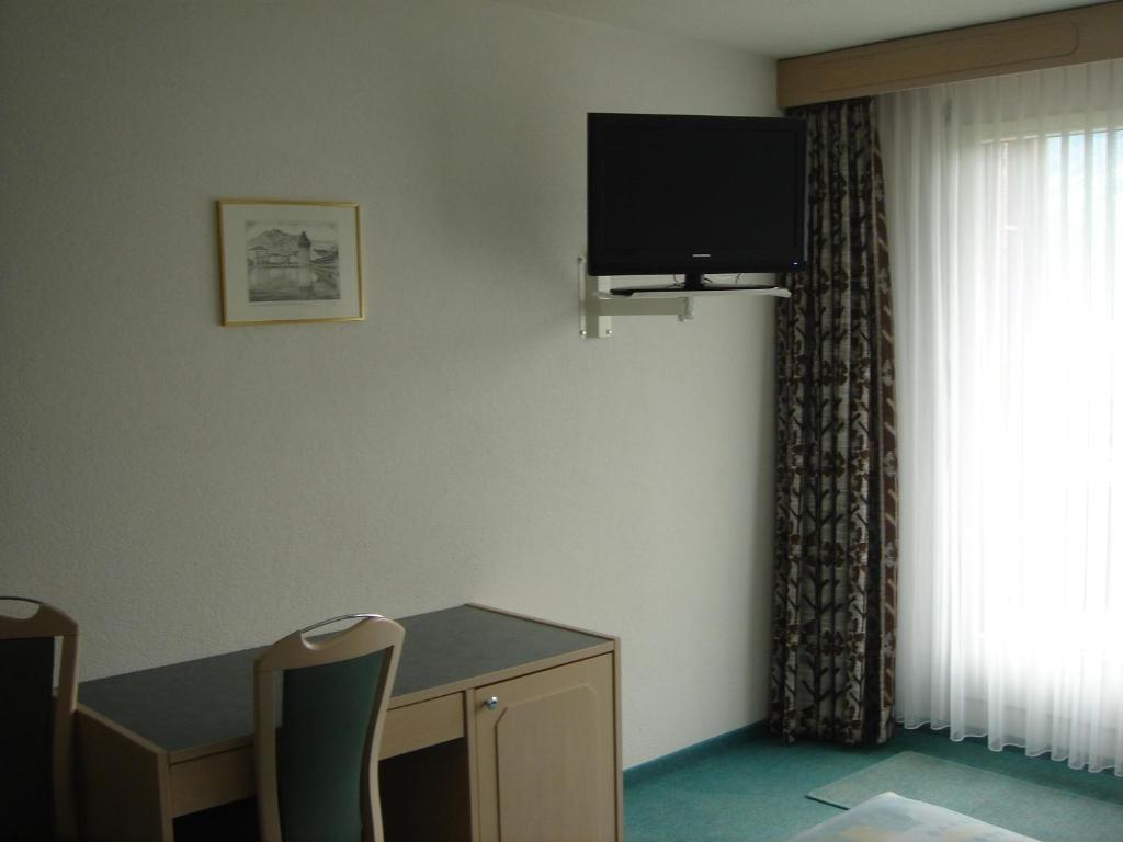 TV a/nebo společenská místnost v ubytování Hotel Eden Sisikon