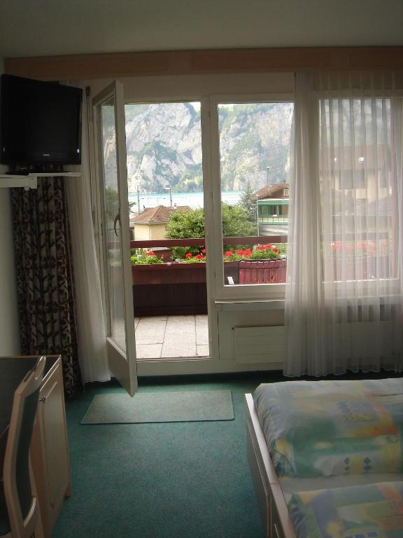 Postel nebo postele na pokoji v ubytování Hotel Eden Sisikon