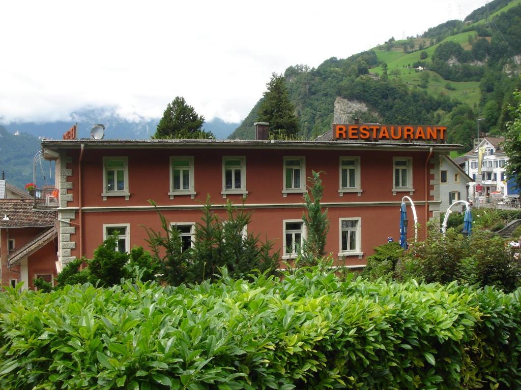 Nespecifikovaný výhled na hory nebo výhled na hory při pohledu z hotelu