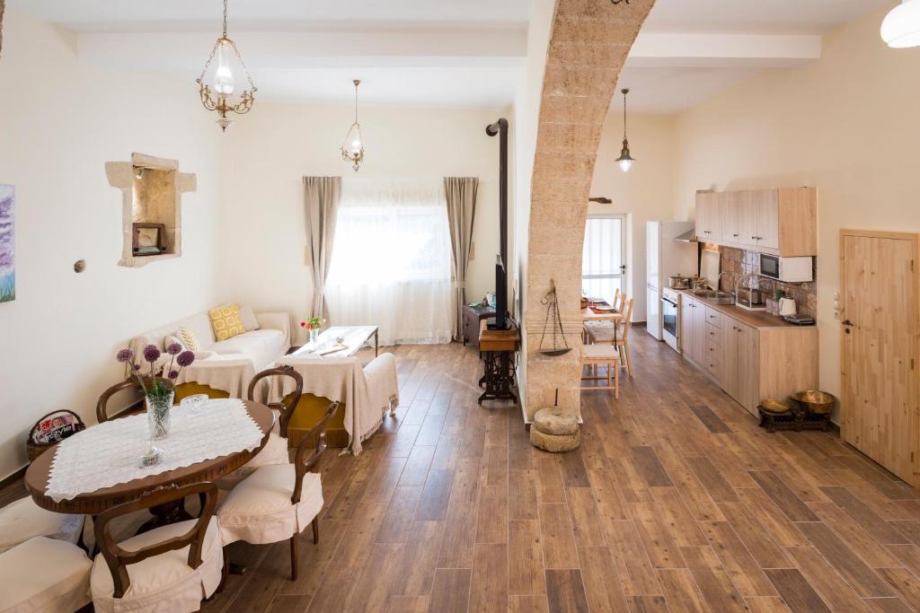 - un salon avec une table et une salle à manger dans l'établissement Casa Ermioni Stone House, à Kástellos