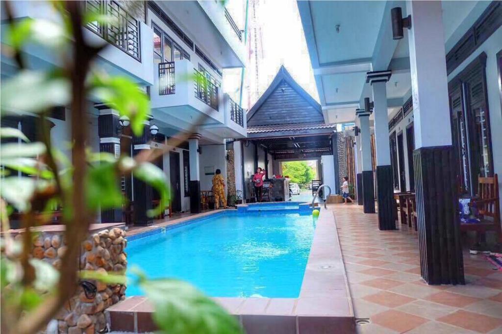 una piscina en medio de un edificio en VIBOLA Guesthouse, en Kampot