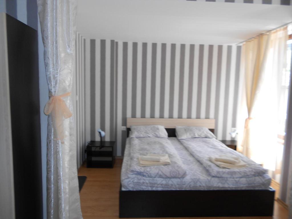 Postel nebo postele na pokoji v ubytování Guest House Tsenovi