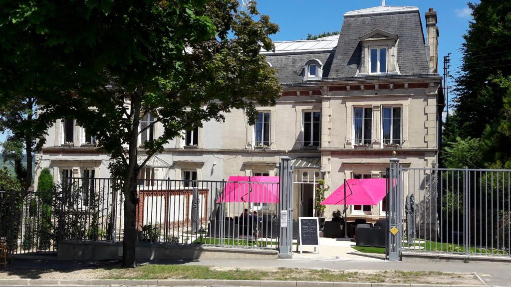 un bâtiment avec une porte devant lui dans l'établissement La Demeure d'Elodie, à Épernay