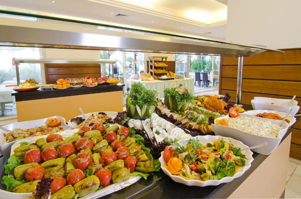 a buffet filled with lots of different types of food at City's Hill Hotel in Kuşadası