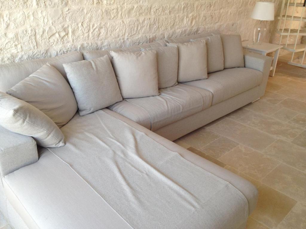 a white couch sitting in a living room at Il Granello Di Senape In Valle D'Itria in Locorotondo