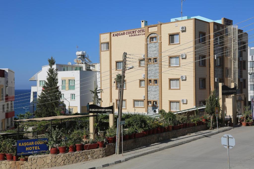 فندق كاسغار كورت في Karaoğlanoğlu: مبنى على جانب شارع