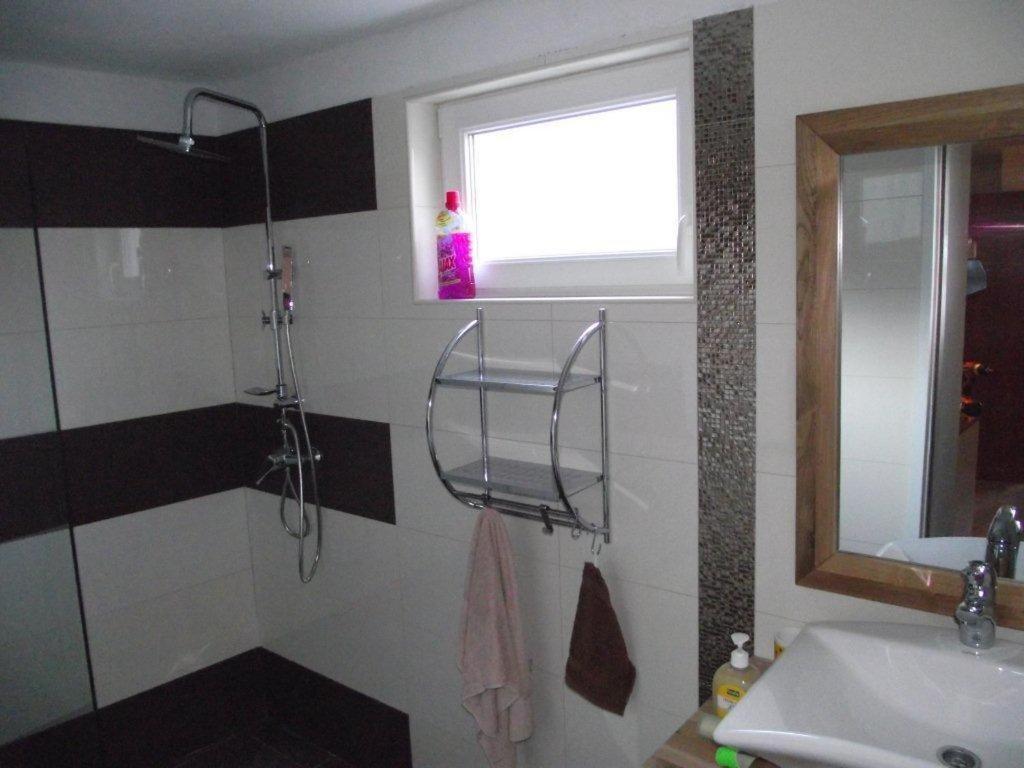 Salle de bains dans l'établissement Apartments Dobrinj
