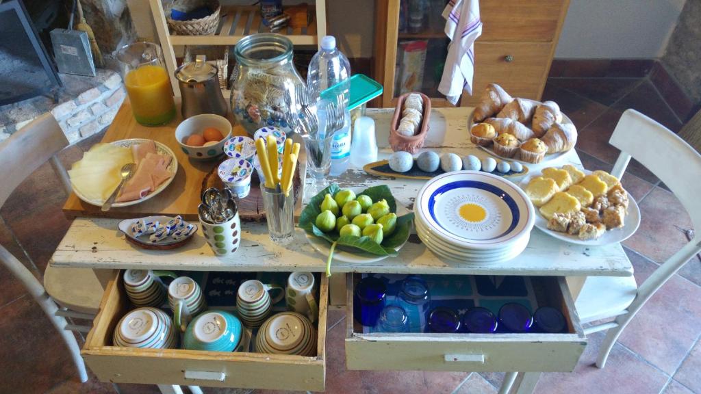 einen Tisch mit Teller und Schüsseln mit Essen drauf in der Unterkunft Al Melograno B&B in Belmonte Calabro