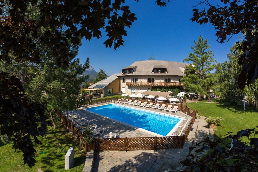 una vista aérea de una casa con piscina en Hôtel & Spa Les Bartavelles, en Crots