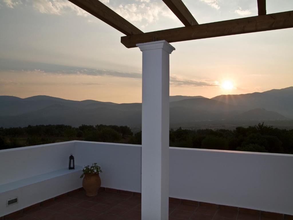 desde el balcón de una casa con vistas a la puesta de sol en Villa Moschona, en Lakíthra