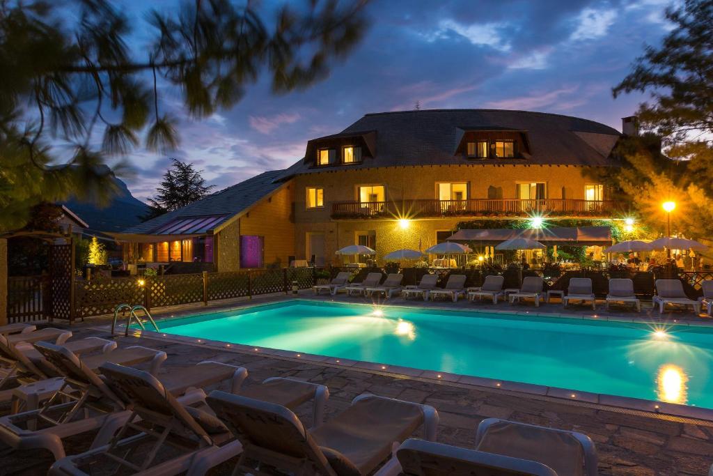 Bazén v ubytování Hôtel & Spa Les Bartavelles nebo v jeho okolí
