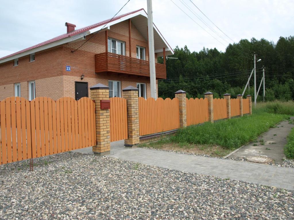 MarfinoにあるApartment on Sadovaya 23の家の前の塀