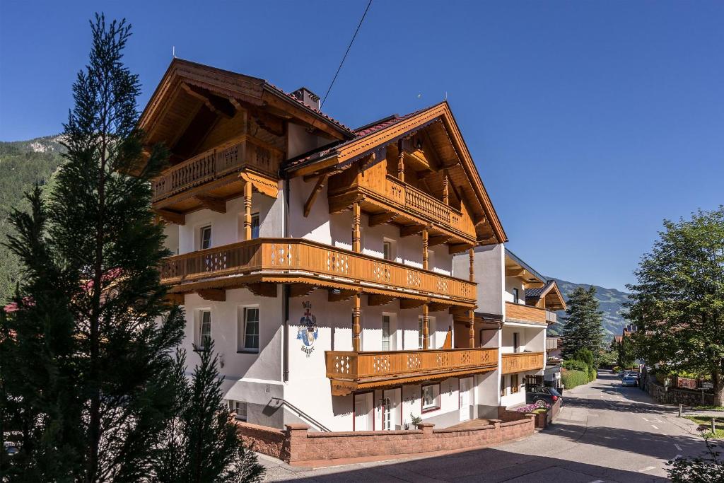 een groot gebouw met balkons aan de zijkant bij Villa Volgger in Mayrhofen