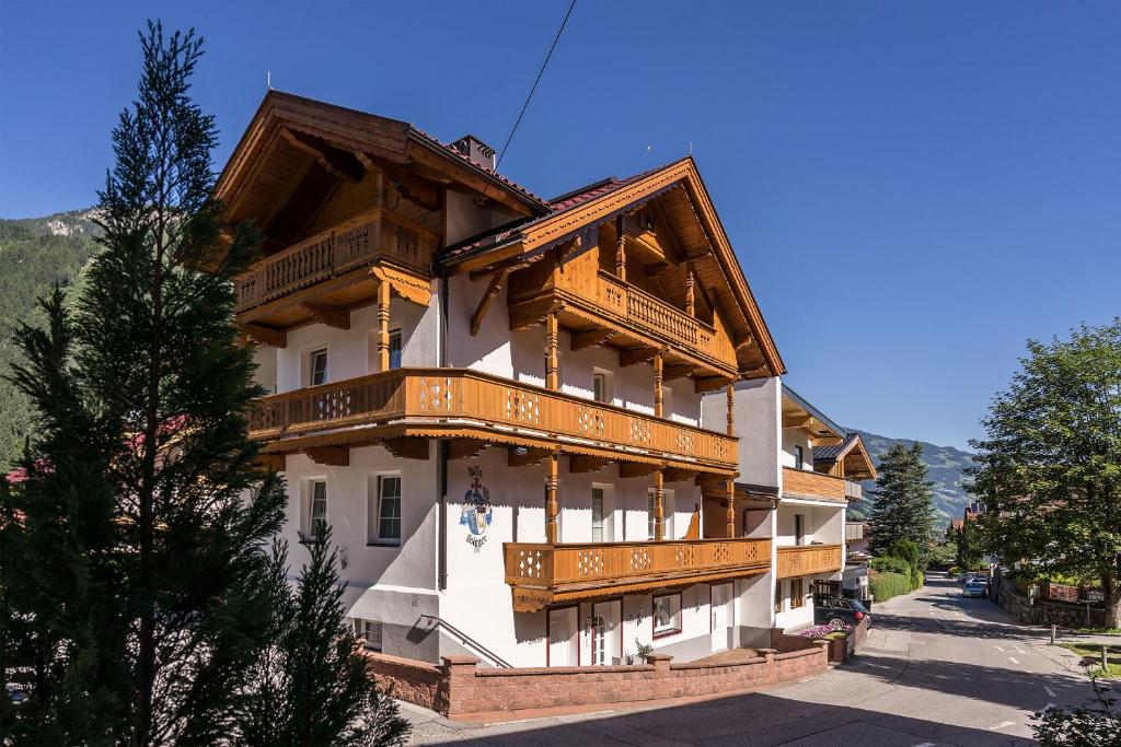 un grand bâtiment avec des balcons sur le côté dans l'établissement Villa Volgger, à Mayrhofen