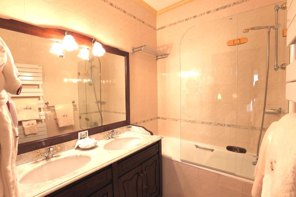 Koupelna v ubytování Hôtel Le Cep & Spa
