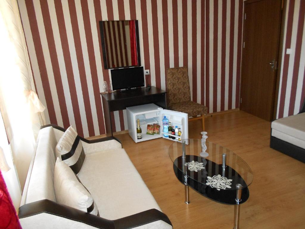 TV a/nebo společenská místnost v ubytování Guest House Tsenovi