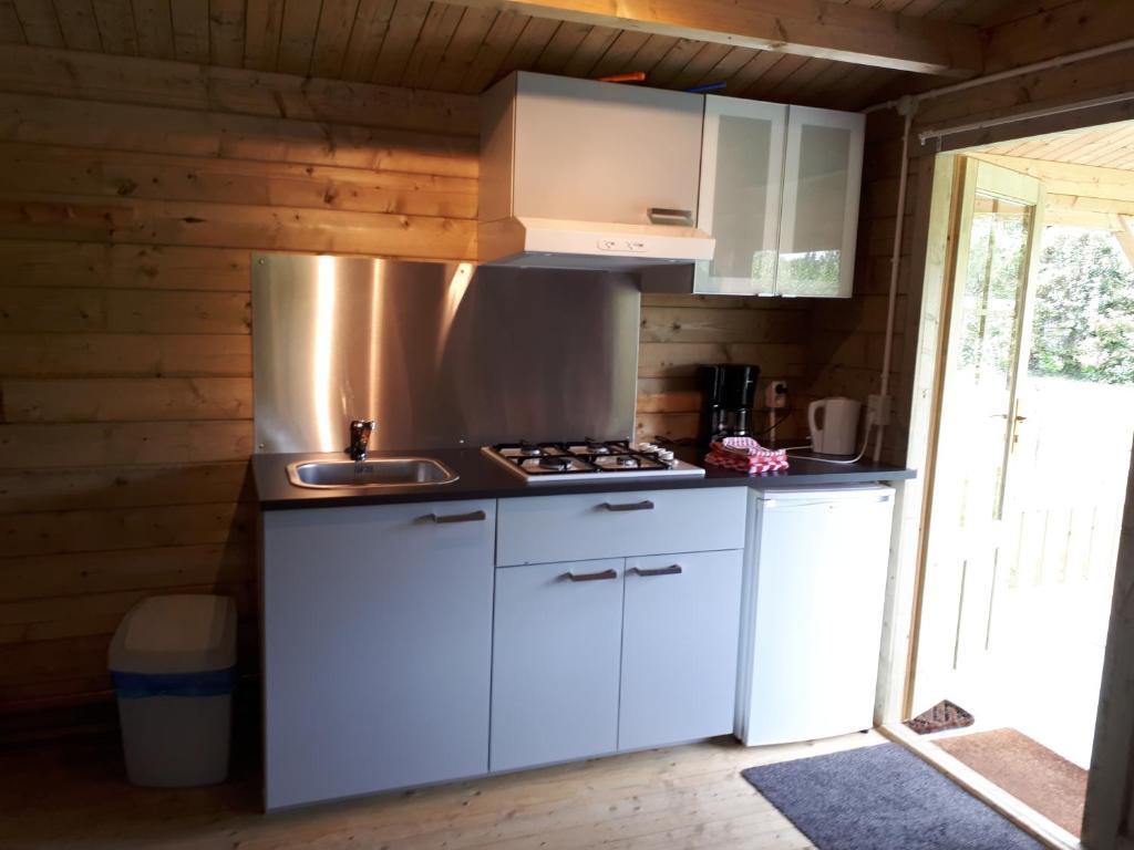 Kuchyň nebo kuchyňský kout v ubytování Minicamping 't Bosch