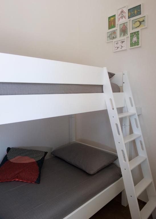 Poschodová posteľ alebo postele v izbe v ubytovaní Via Del Faro Apartments
