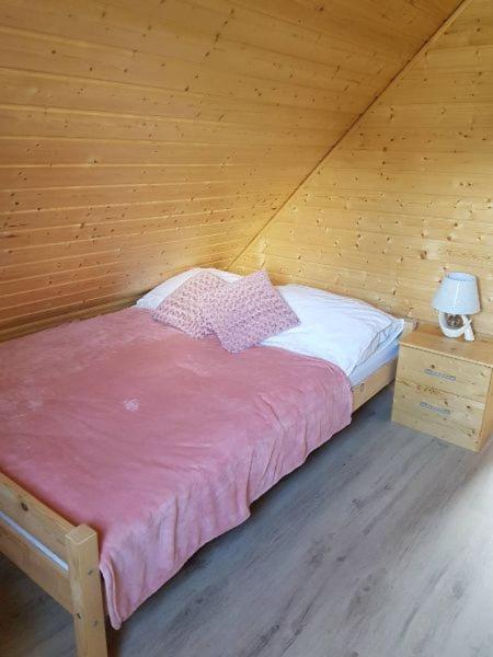 Posteľ alebo postele v izbe v ubytovaní Domek letniskowy Ania