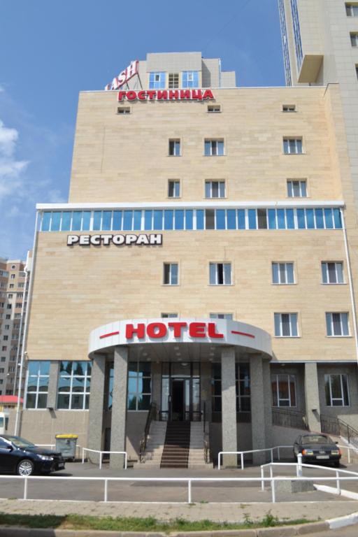 um edifício de hotel com uma placa de hotel em Hotel Alash em Astana