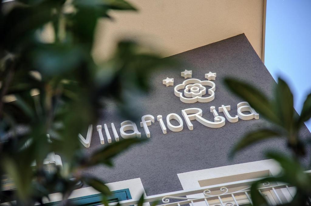 ピアッツァ・アルメリーナにあるB&B Villa Fioritaのロゴ入りビラリカ建築の看板