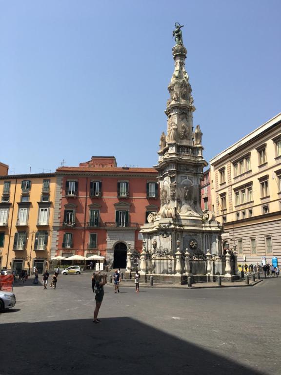 Una donna in piedi di fronte a un monumento in una città di Napajè a Napoli