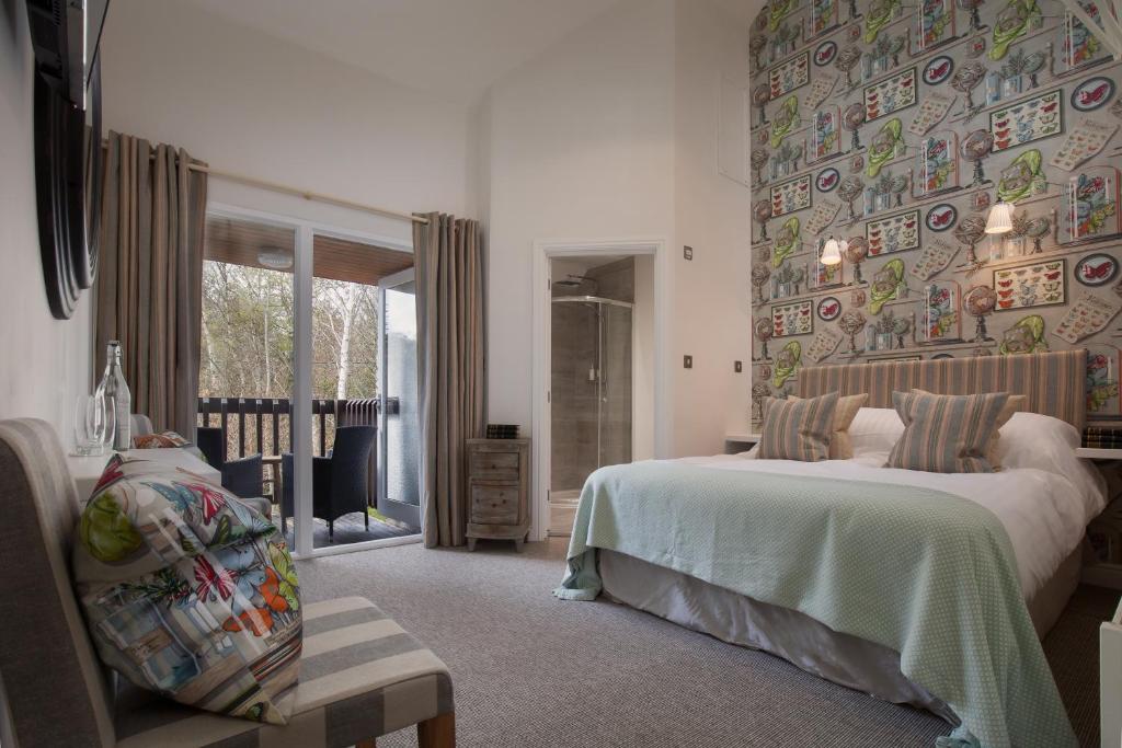 um quarto com uma cama e uma parede de fotografias em Mill End Hotel em Chagford