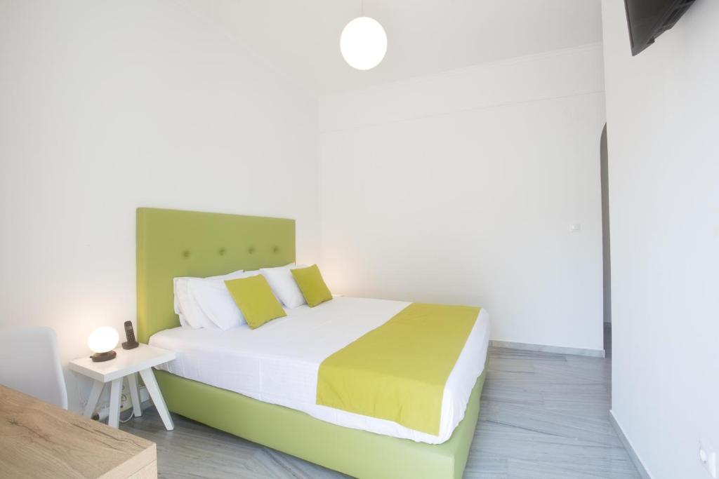 Łóżko lub łóżka w pokoju w obiekcie Acqua Vatos Paros Hotel