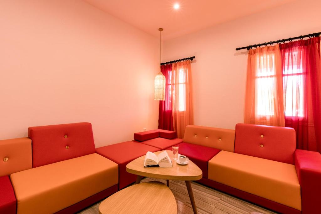 Część wypoczynkowa w obiekcie Acqua Vatos Paros Hotel
