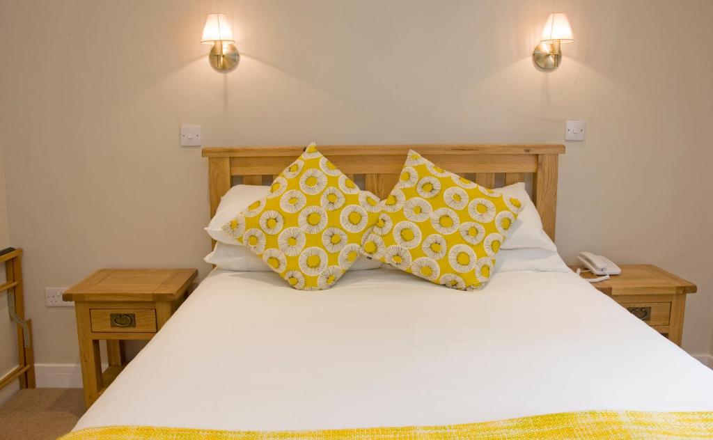 Uma cama ou camas num quarto em Falls of Lora Hotel