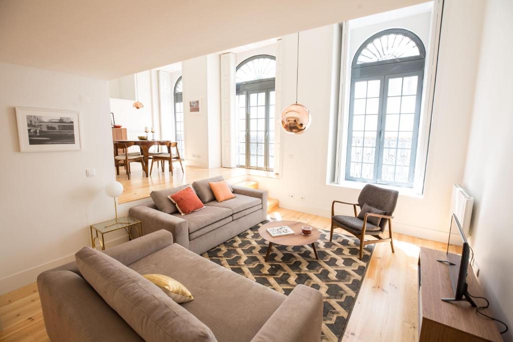 - un salon avec deux canapés et une table dans l'établissement FLH Santa Catarina Modern Place, à Lisbonne