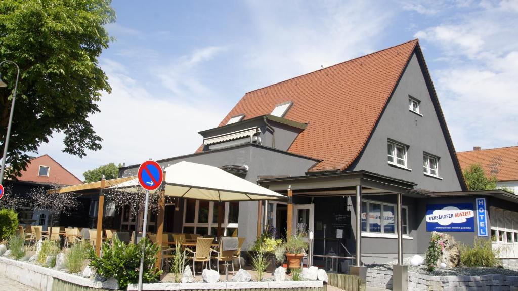 um edifício com telhado vermelho em Gersthofer Auszeit em Gersthofen