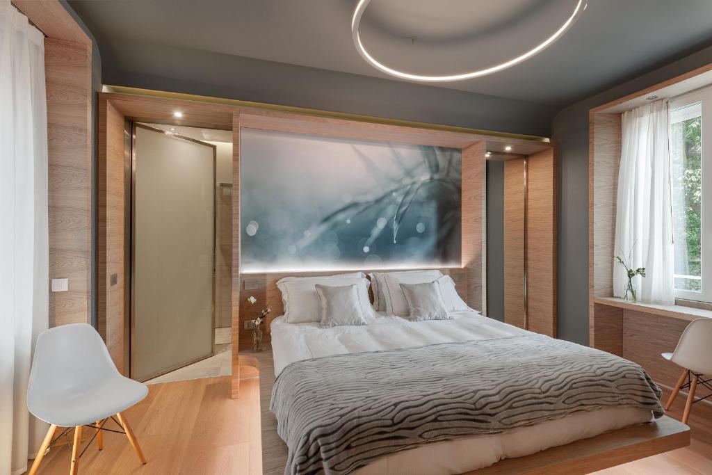 una camera con un letto e un grande dipinto sul muro di Air Suite Verona a Verona