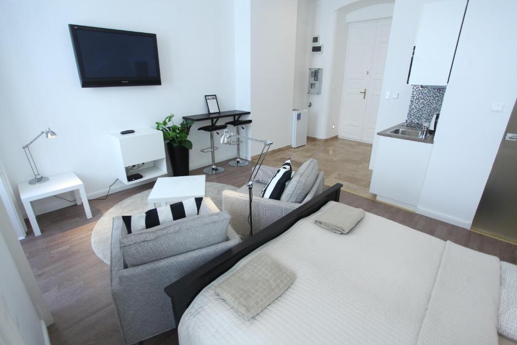 ブダペストにあるPearl Apartment in the Center with City Viewの白いリビングルーム(ソファ、テレビ付)