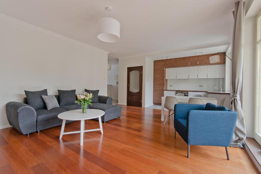 ソポトにあるImperial Apartments - Patio Mareのリビングルーム(ソファ、椅子、テーブル付)
