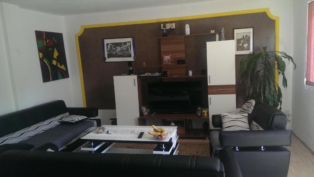 Sala de estar con 2 sofás y mesa de centro en Apartman Daris&Emma, en Bihać