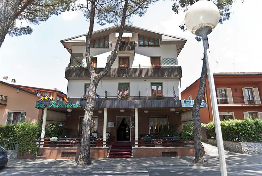 蒙特卡蒂尼泰爾梅的住宿－里維埃拉酒店，前面有路灯的建筑