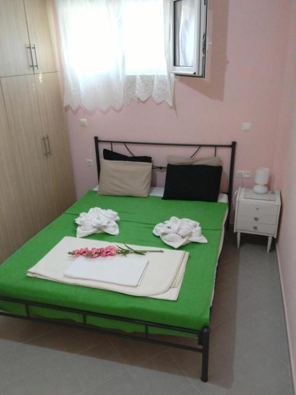 Postel nebo postele na pokoji v ubytování Trizinia View