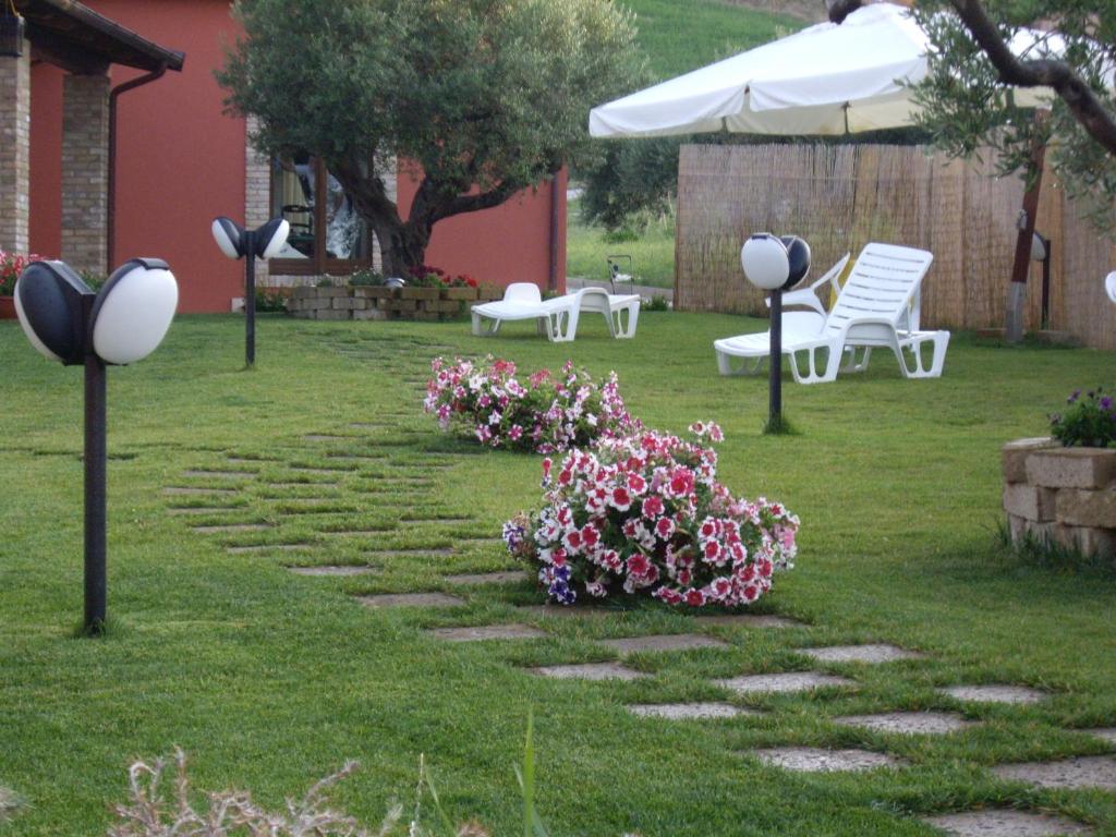 Градина пред Agriturismo Il Borgo Degli Ulivi