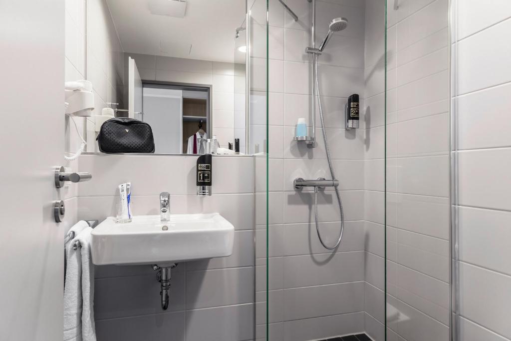 Serways Hotel Remscheid - Double Room With Lake View